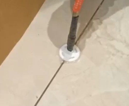 沙依巴克瓷砖空鼓维修公司专业解答瓷砖在铺贴过程中，如果没有涂抹均匀到位的粘结材料（如水泥砂浆或瓷砖胶），可能会导致以下问题